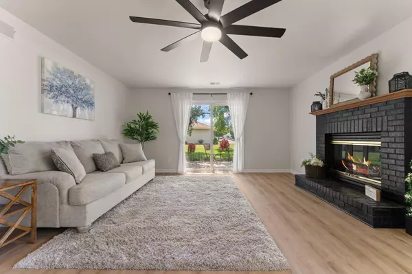 829 Spruce LN, Schererville, IN 46375