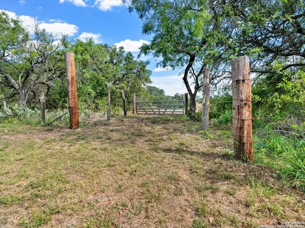 323 County Road 6720, Natalia, TX 78059