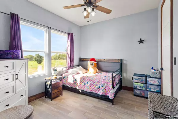 111 Loma Park, Floresville, TX 78114