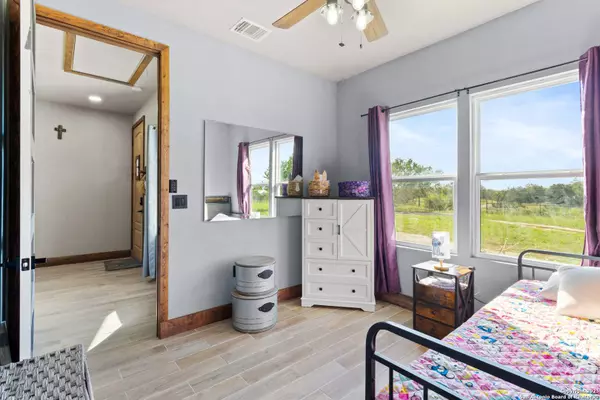 111 Loma Park, Floresville, TX 78114