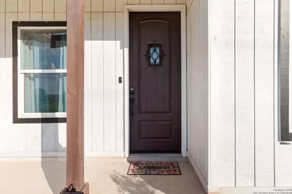 111 Loma Park, Floresville, TX 78114