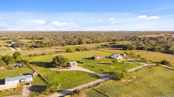 111 Loma Park, Floresville, TX 78114