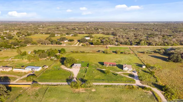 111 Loma Park, Floresville, TX 78114