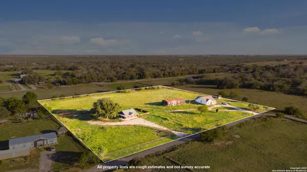 111 Loma Park, Floresville, TX 78114