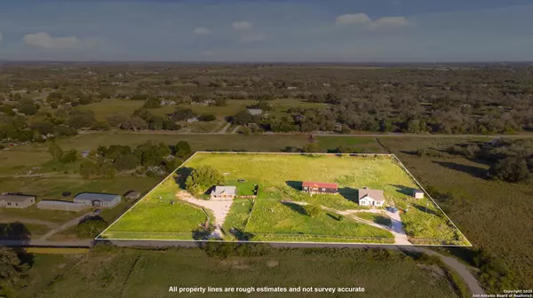 111 Loma Park, Floresville, TX 78114