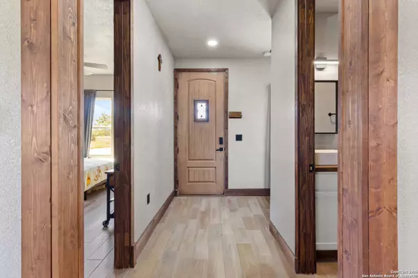 111 Loma Park, Floresville, TX 78114