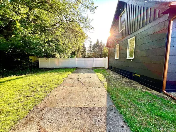 23657 Hill Avenue, Warren, MI 48091