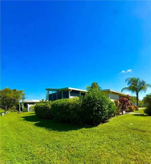 115 Calais CT, Naples, FL 34112
