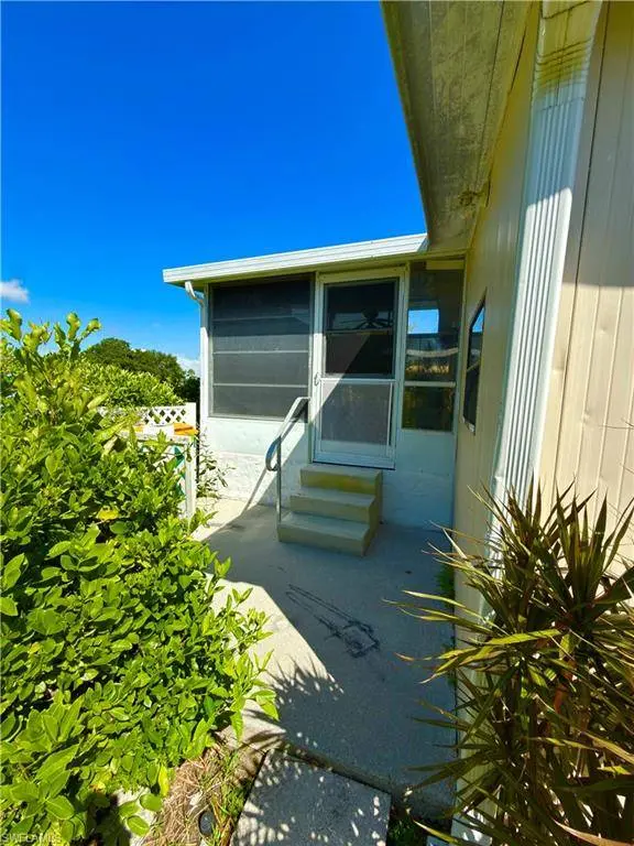 115 Calais CT, Naples, FL 34112