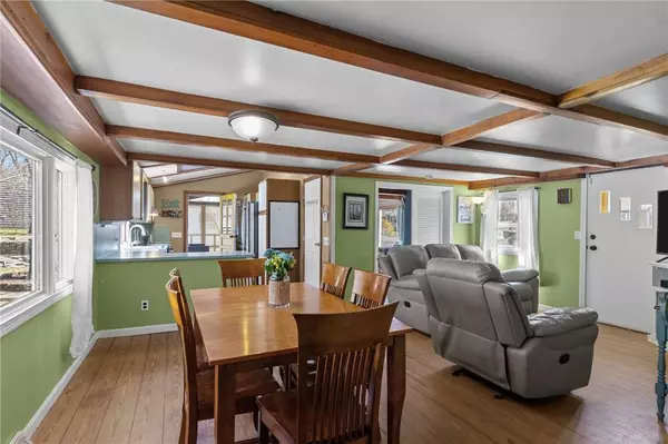 42 Woodland AVE, Smithfield, RI 02917