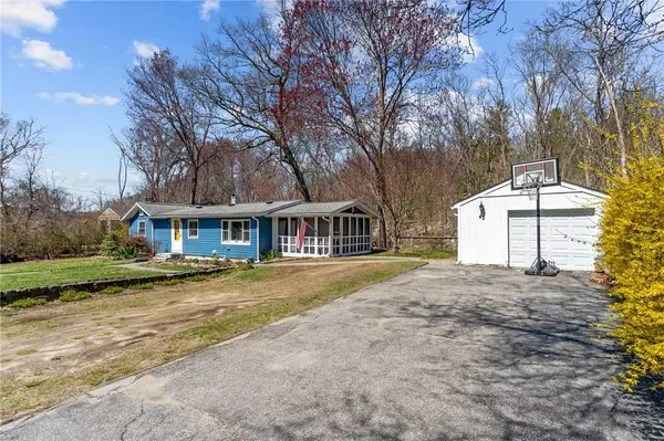 42 Woodland AVE, Smithfield, RI 02917