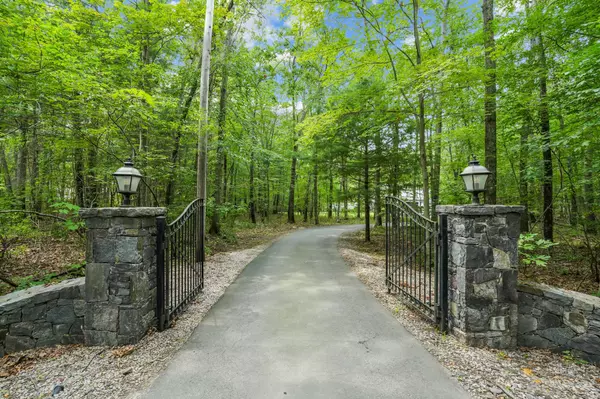 345 Hope Furnace Rd, Hope, RI 02831-1500