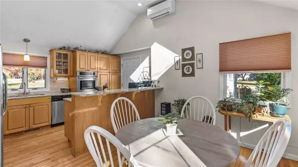 6 Black Creek LN, Warwick, RI 02888