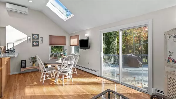 6 Black Creek LN, Warwick, RI 02888