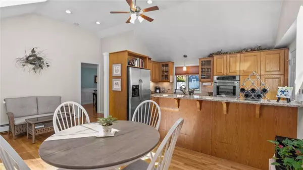 6 Black Creek LN, Warwick, RI 02888