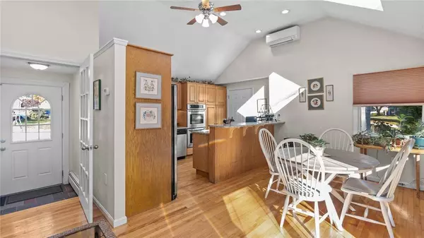 6 Black Creek LN, Warwick, RI 02888