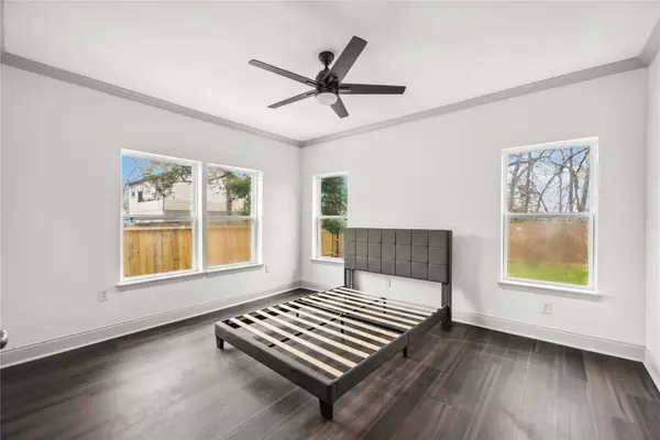 102 Glendale ST, Houston, TX 77012