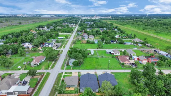 9806 Nedwald ST, Houston, TX 77029