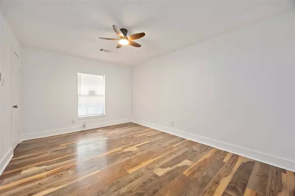 6043 Lyndhurst DR, Houston, TX 77033