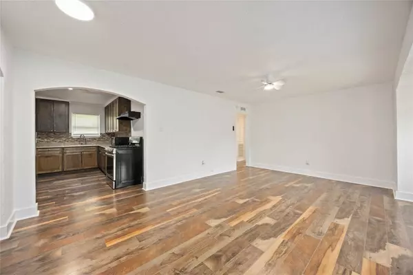 6043 Lyndhurst DR, Houston, TX 77033