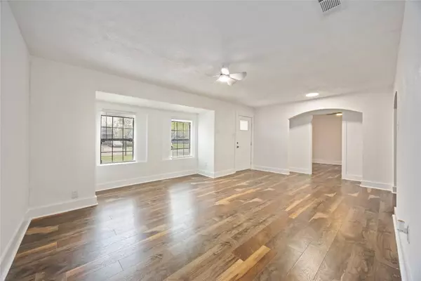 6043 Lyndhurst DR, Houston, TX 77033