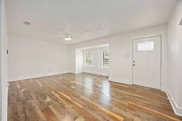 6043 Lyndhurst DR, Houston, TX 77033