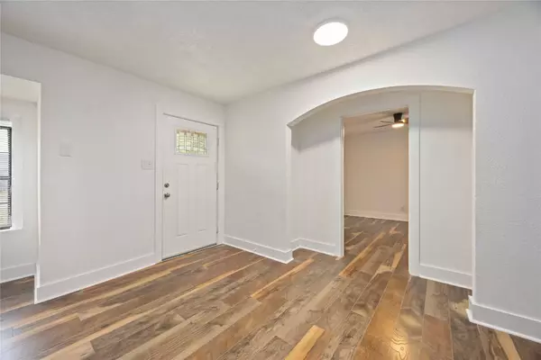 6043 Lyndhurst DR, Houston, TX 77033