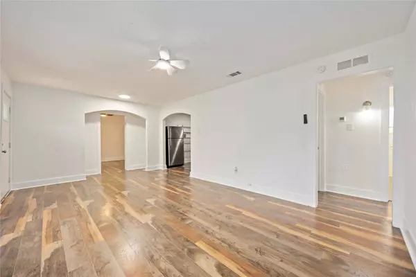 6043 Lyndhurst DR, Houston, TX 77033