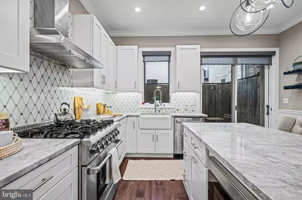 854 S FRONT ST, Philadelphia, PA 19147