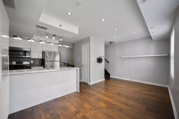 23 Frances Loring LN #6, Toronto E01, ON M4M 3E8