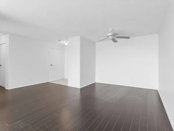 3 Rowntree RD #2106, Toronto W10, ON M9V 5G8