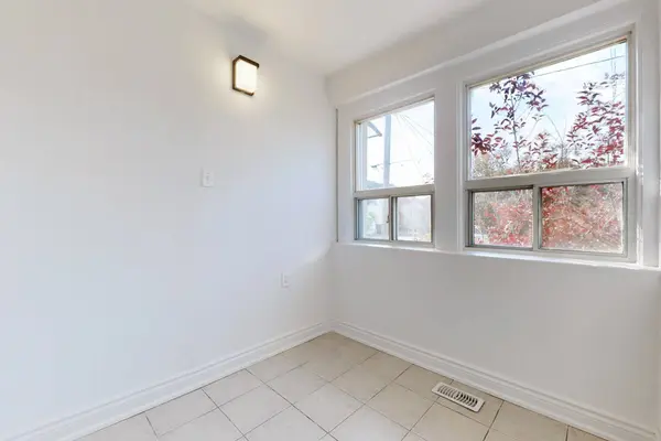 102 Bowie AVE #Main, Toronto W04, ON M6E 2P7