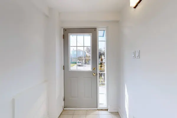 102 Bowie AVE #Main, Toronto W04, ON M6E 2P7