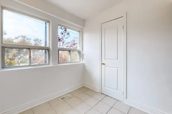 102 Bowie AVE #Main, Toronto W04, ON M6E 2P7