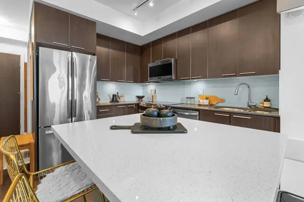 10 Park Lawn RD #405, Toronto W06, ON M8V 0H9