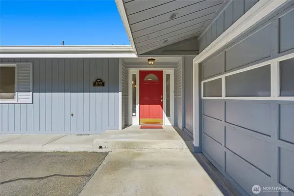 2198 Aurora CT, Oak Harbor, WA 98277