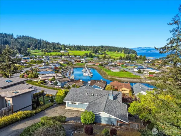 2198 Aurora CT, Oak Harbor, WA 98277