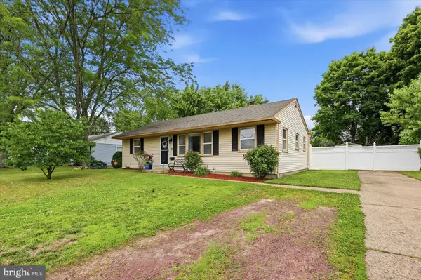 11 WARWICK RD, Stratford, NJ 08084