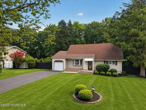 33 Heather Drive, Manalapan, NJ 07726