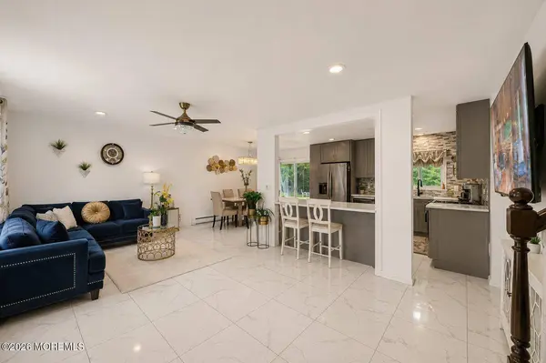 33 Heather Drive, Manalapan, NJ 07726