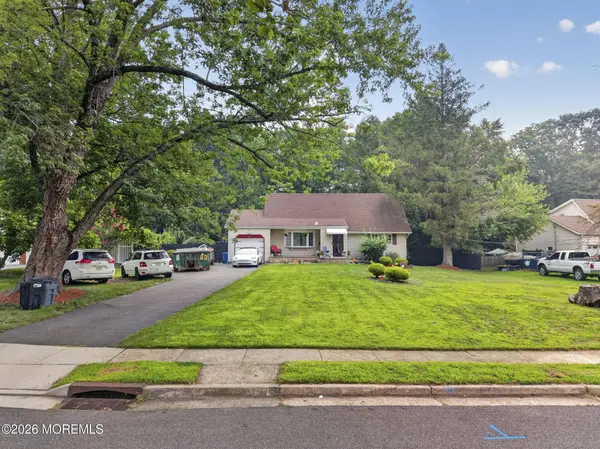 33 Heather Drive, Manalapan, NJ 07726