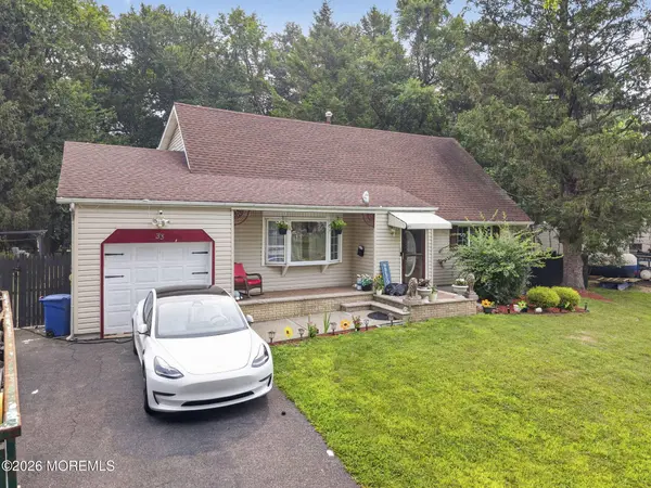 33 Heather Drive, Manalapan, NJ 07726