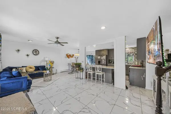 33 Heather Drive, Manalapan, NJ 07726