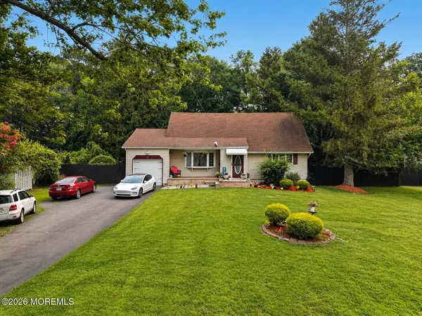 33 Heather Drive, Manalapan, NJ 07726