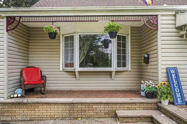 33 Heather Drive, Manalapan, NJ 07726