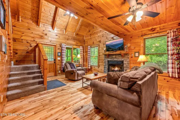 1712 Pulaski LN, Sevierville, TN 37862