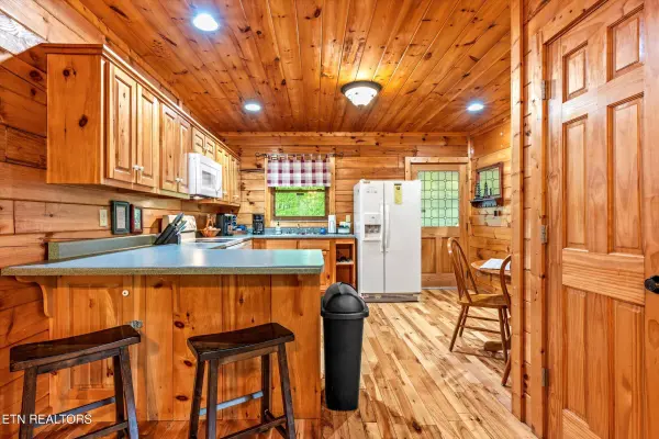 1712 Pulaski LN, Sevierville, TN 37862