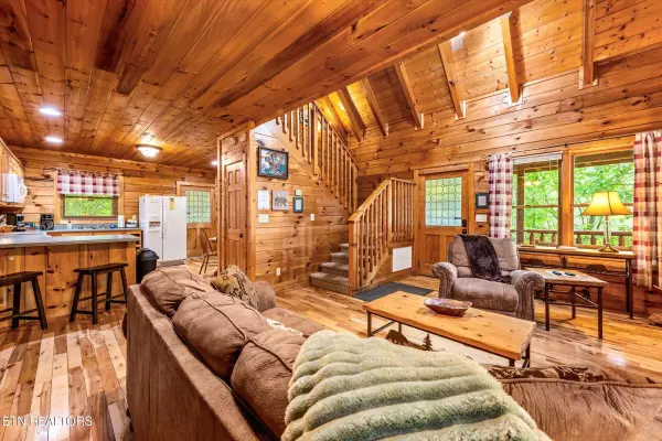 1712 Pulaski LN, Sevierville, TN 37862