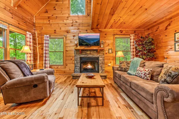 1712 Pulaski LN, Sevierville, TN 37862