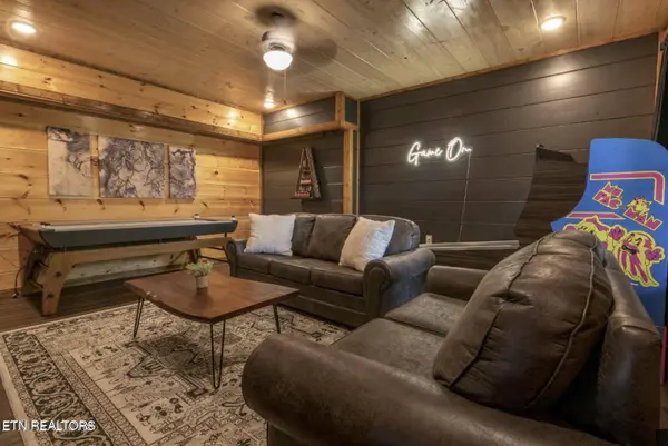 855 Osprey WAY, Pigeon Forge, TN 37863